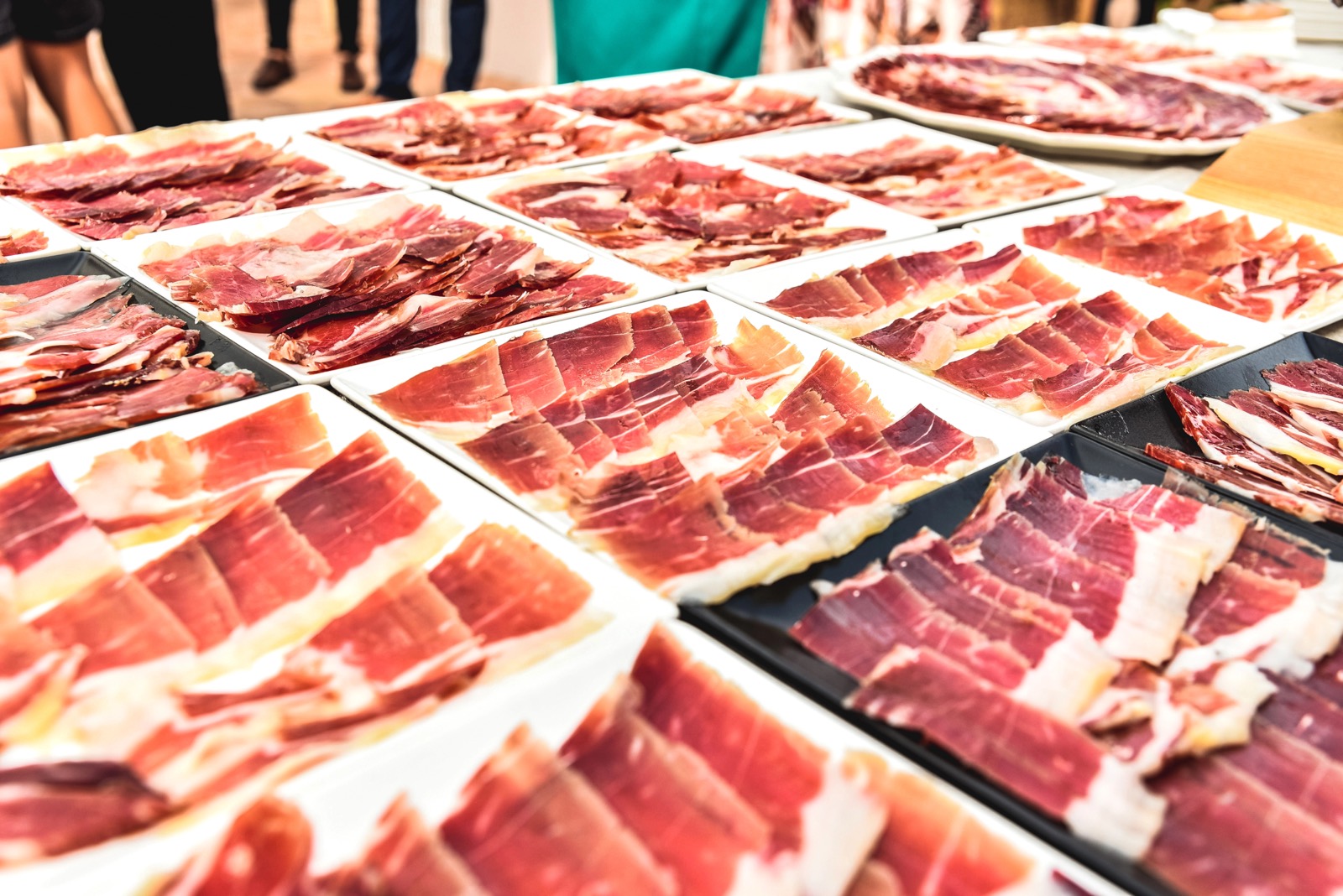 Bandejas de jamón ibérico cortado preparadas para un evento