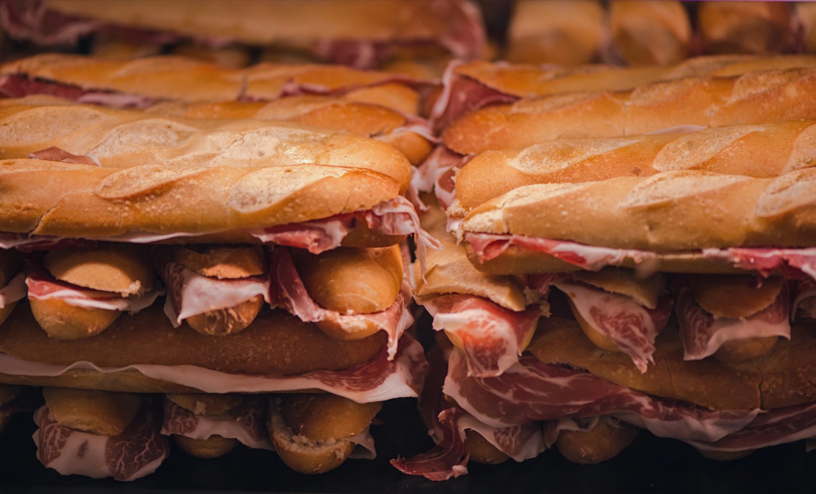 Bocadillos de pan con jamón ibérico apilados