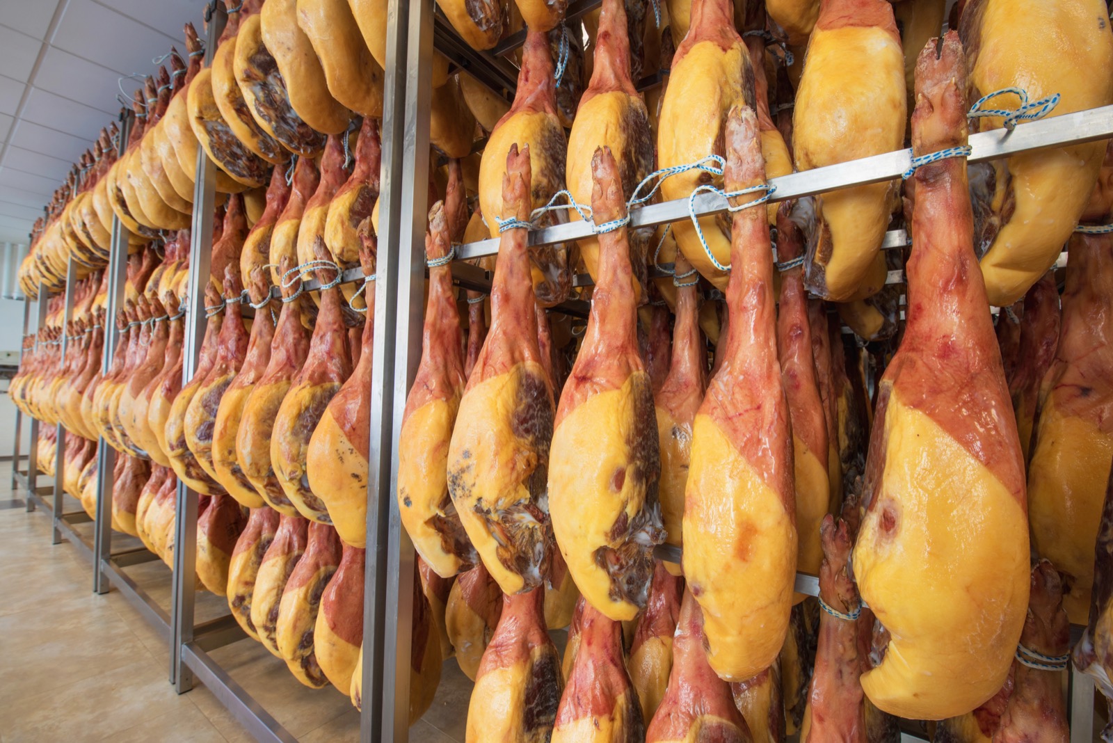 Jamones ibéricos colgados en la bodega de curación