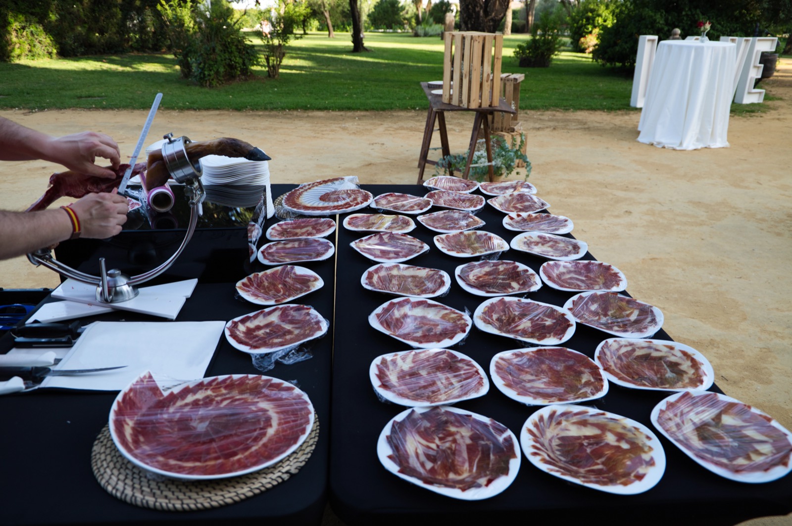 Cómo servir jamón en un evento: cortador, cantidades y emplatado