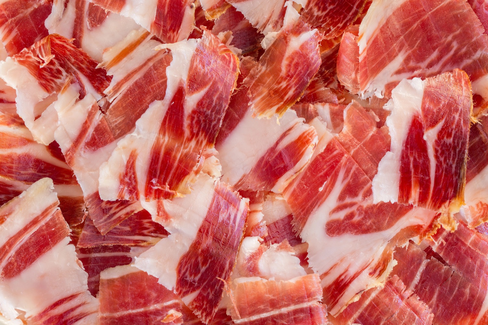 Lonchas de jamón ibérico de bellota cortadas a cuchillo con grasa infiltrada