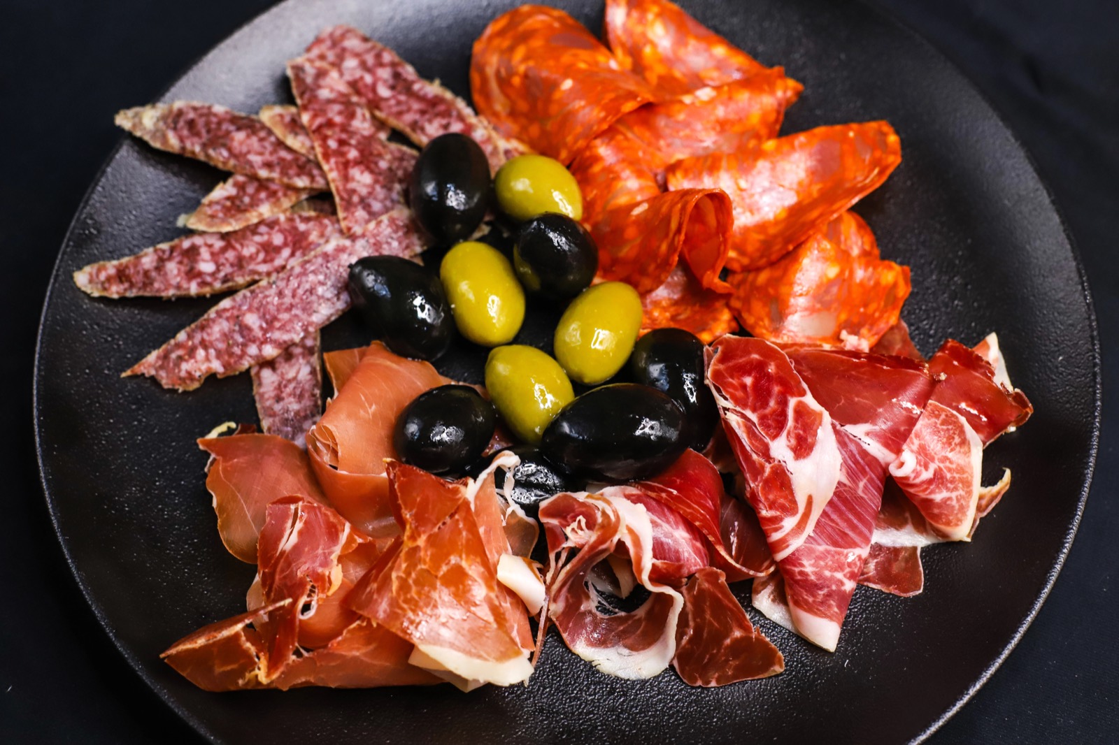 Plato de jamón, chorizo y salchichón ibéricos con aceitunas