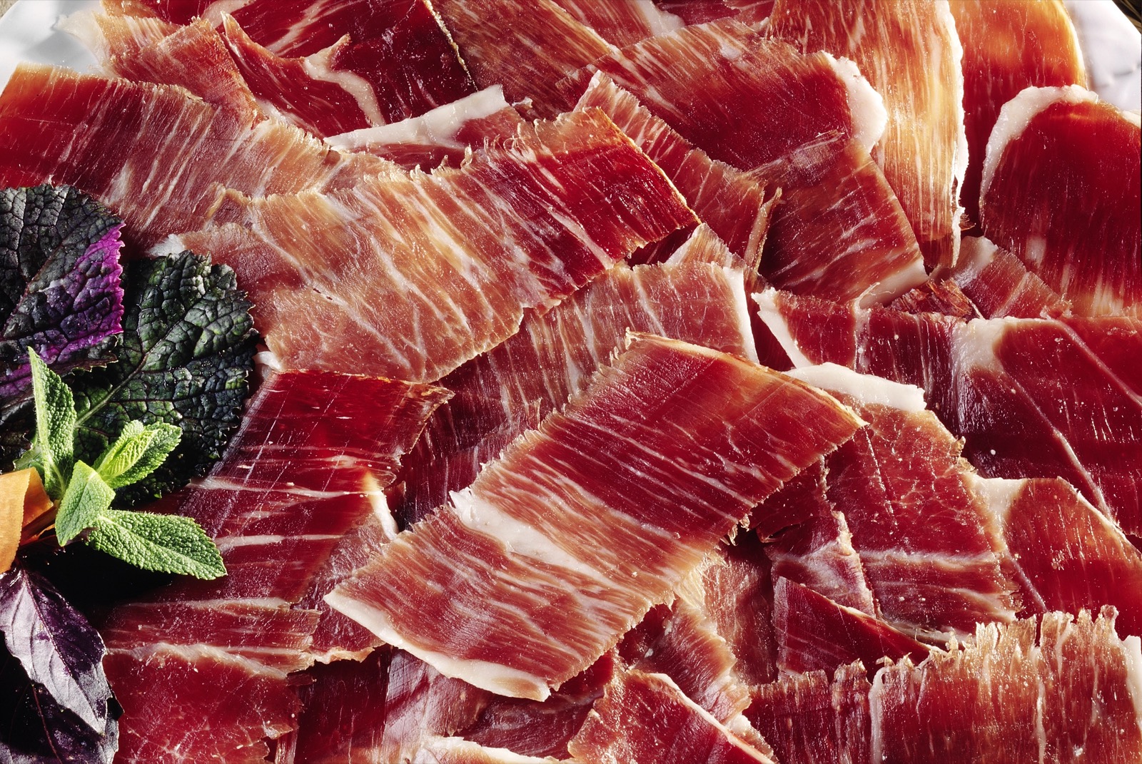 Plato de jamón ibérico decorado con hojas