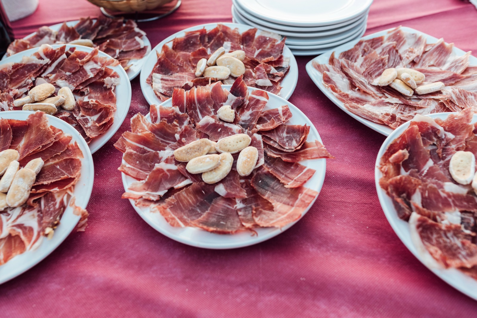 Platos de jamón con picos de pan en un buffet de celebración