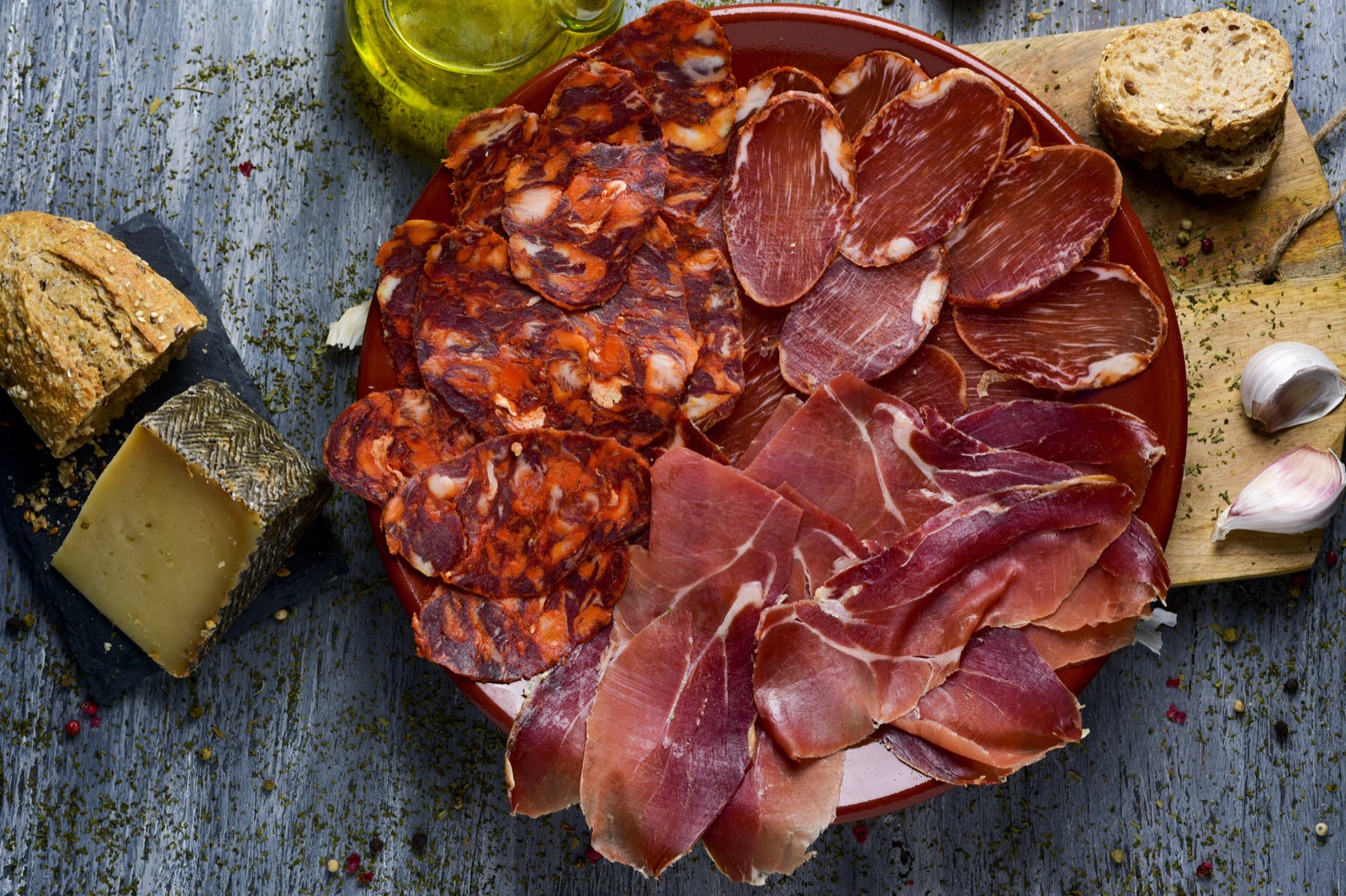 Plato de chorizo, lomo y jamón ibérico con queso manchego, pan y aceite